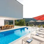 فيلة Adria Blue باكاراتس